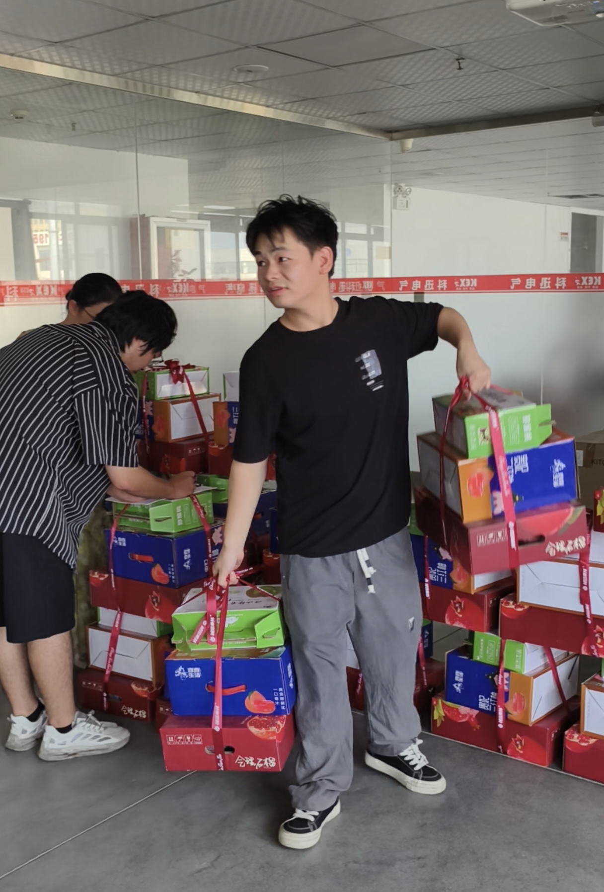 بمناسبة مهرجان منتصف الخريف، قامت شركة Kexun Electric بإعداد علب هدايا رائعة لكل موظف.