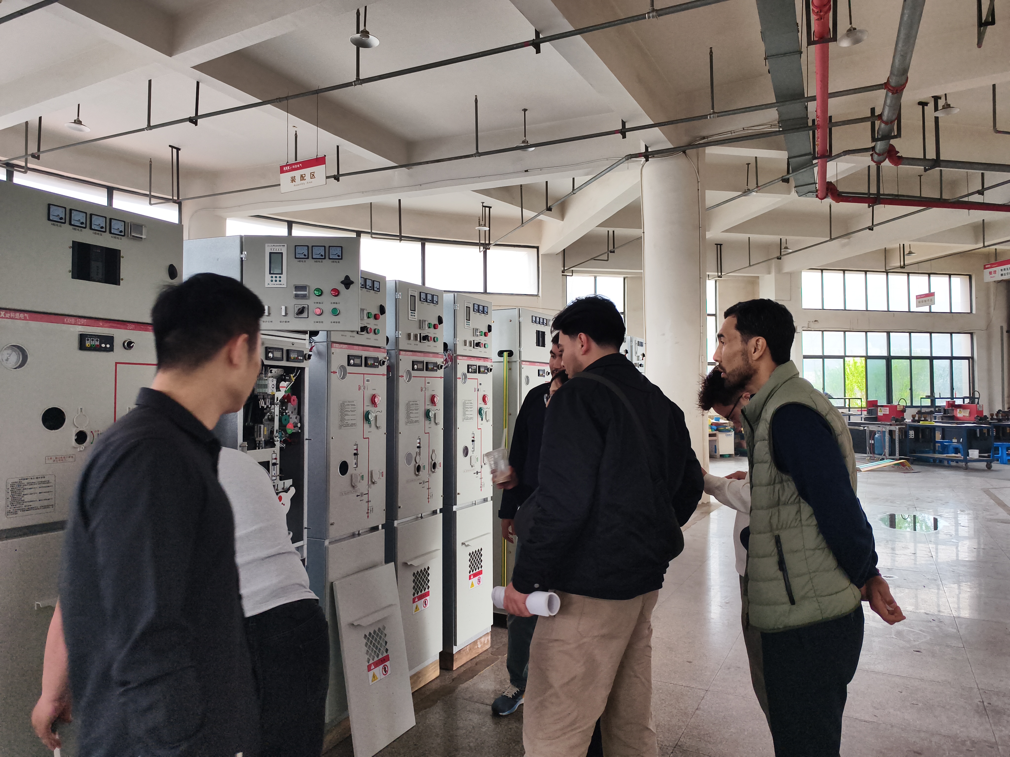 عملاء كازاخستان يزورون قاعدة تصنيع معدات توزيع الطاقة ذات الجهد العالي التابعة لشركة Kexun Electric